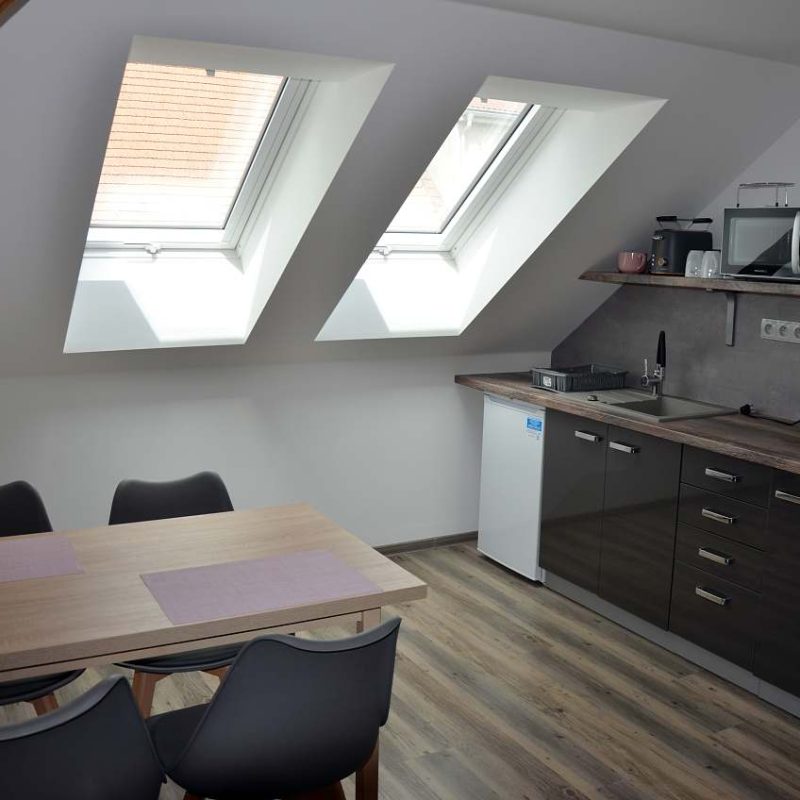 apartman1-kuchyne-a-jidelni-stul-b866-