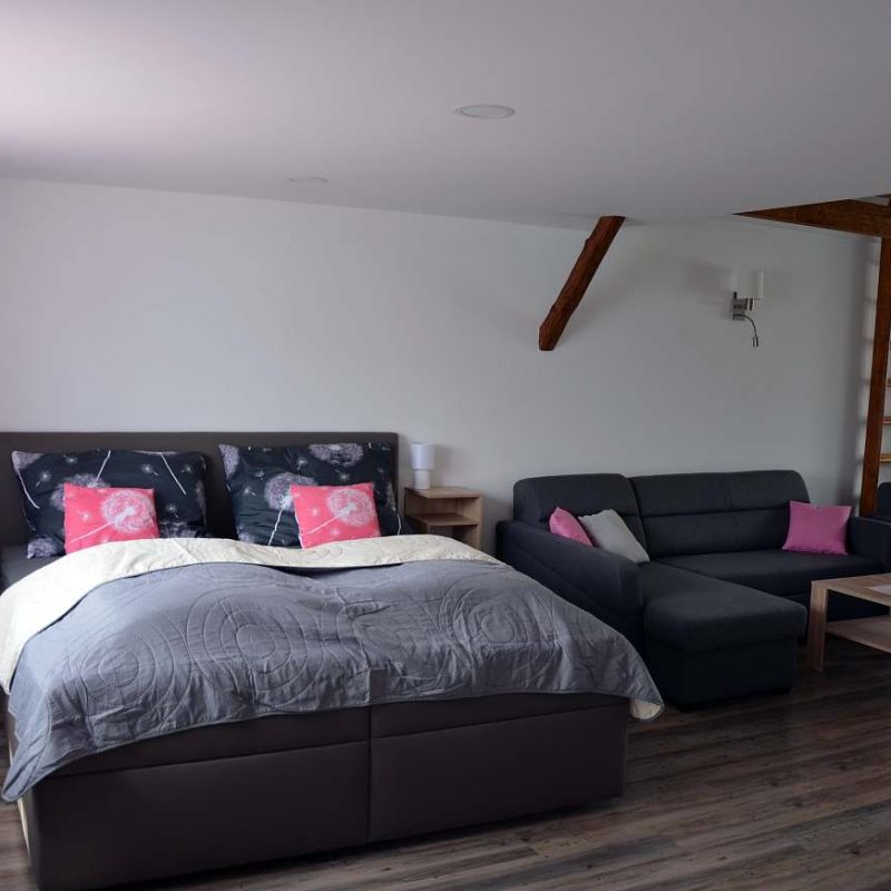 apartman1-manzelska-postel-a-rozkladaci-gauc-31aa-